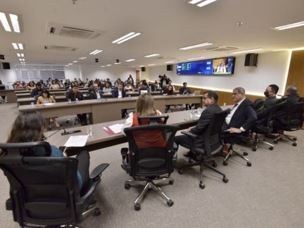 Comissão da Criança promoveu audiência pública para debater o programa Família Acolhedora