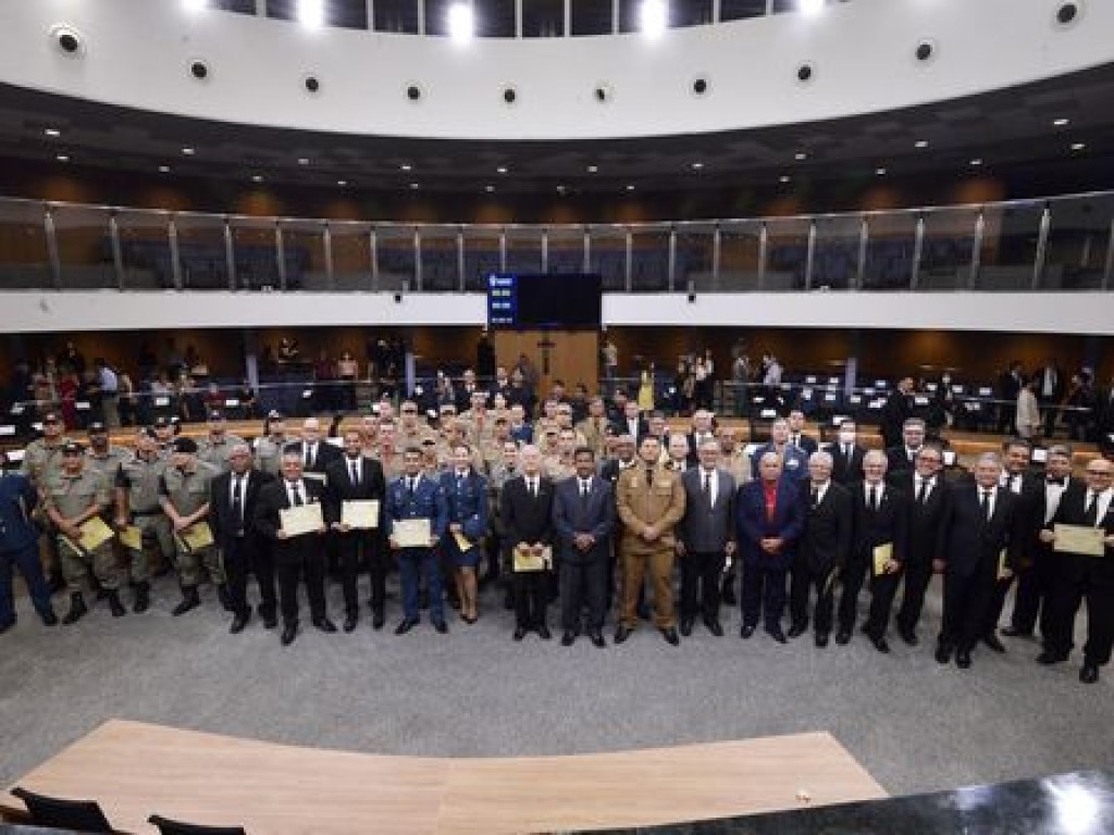 Coronel Adailton condecorou maçons, oliciais e bombeiros militares nessa 2ª-feira, 27