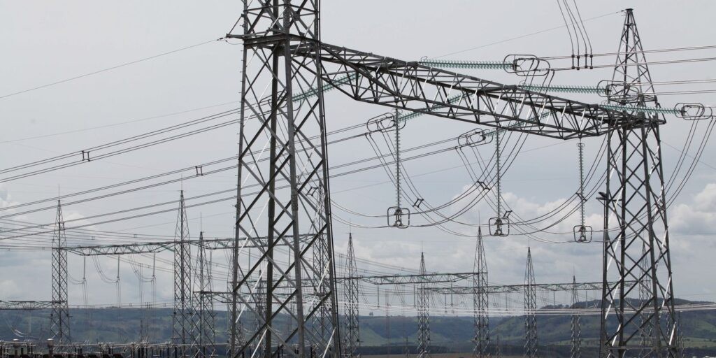 Aneel leiloa 13 lotes de transmissão de energia