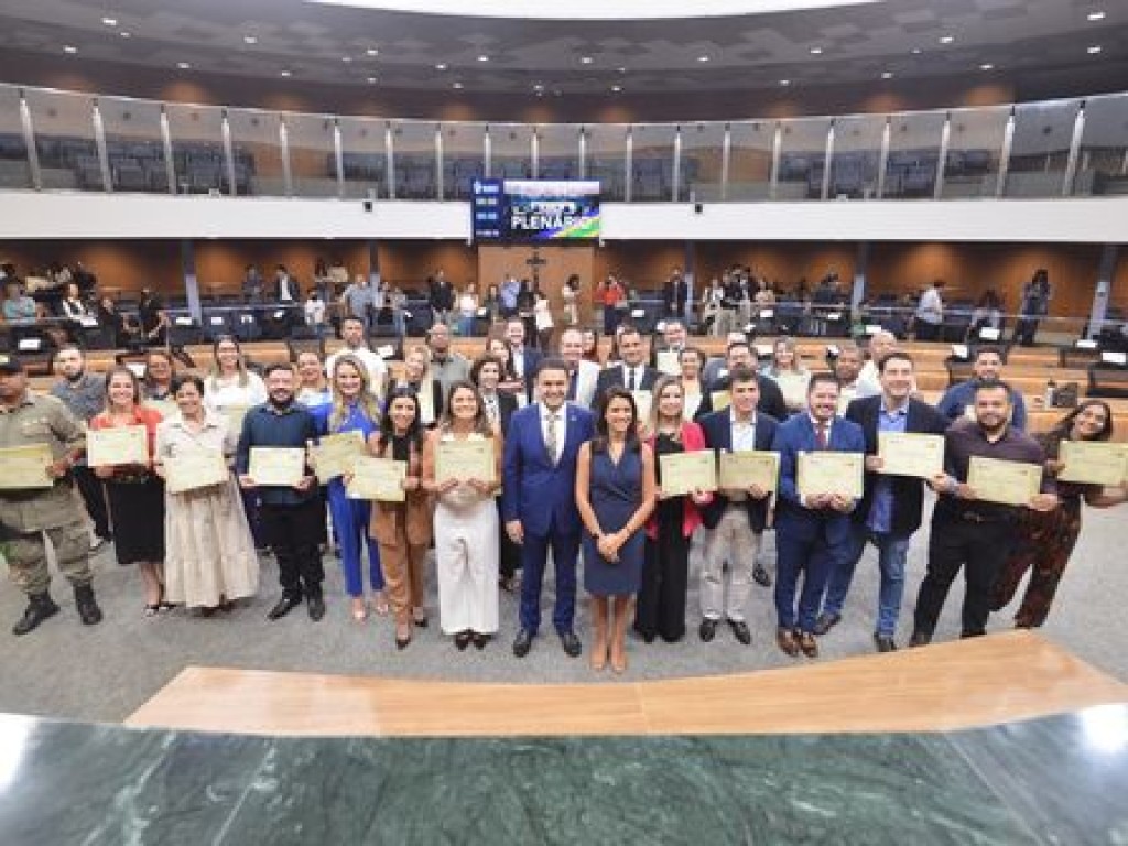 Deputado Cairo Salim homenageou anapolinos de destaque em sessão solene na manhã desta quinta-feira, 30