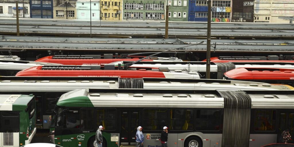 Motoristas e cobradores de ônibus de SP voltam a fazer greve hoje