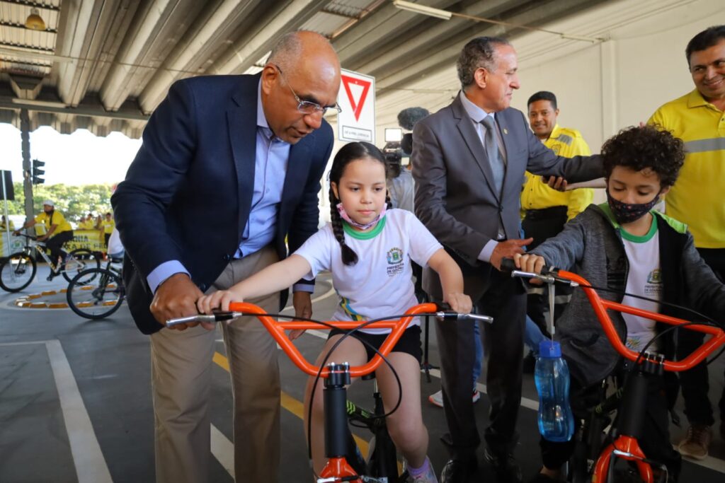 "Formaremos motoristas do futuro", diz Rogério Cruz ao inaugurar espaço que simula ruas de Goiânia, e que será usado para educar crianças