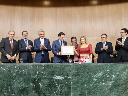 Assembleia entrega cidadania goiana à secretária Cristiane Schmidt