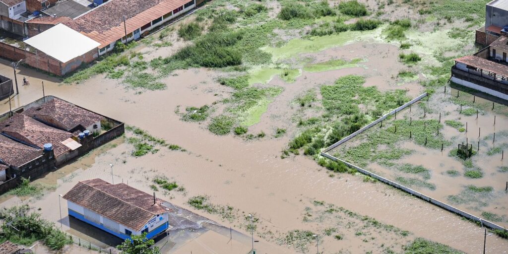 Inmet lança alerta de perigo com chuvas intensas no litoral do NE