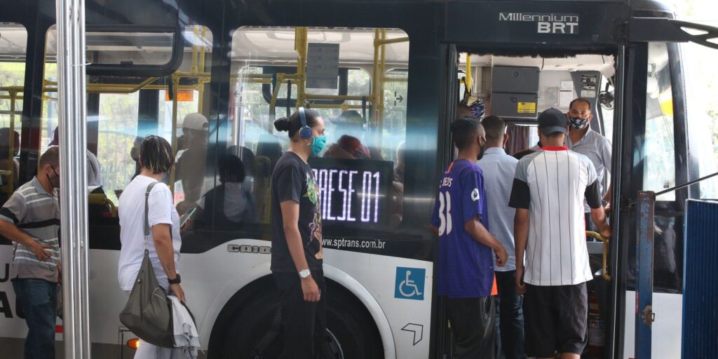 Gasolina mais cara faz pessoas trocarem carro por ônibus, prova estudo