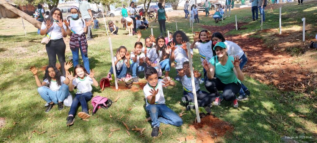 Prefeitura de Goiânia realiza plantio de 200 mudas de árvores nativas do Cerrado, no Parque Água Branca