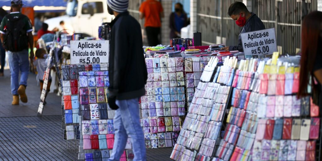 Rendimento dos brasileiros é o menor desde 2012, aponta IBGE