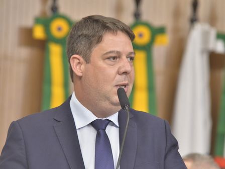 Deputado Karlos Cabral promove sessão solene em homenagem a profissionais da linha de frente contra a covid-19 em Goiás