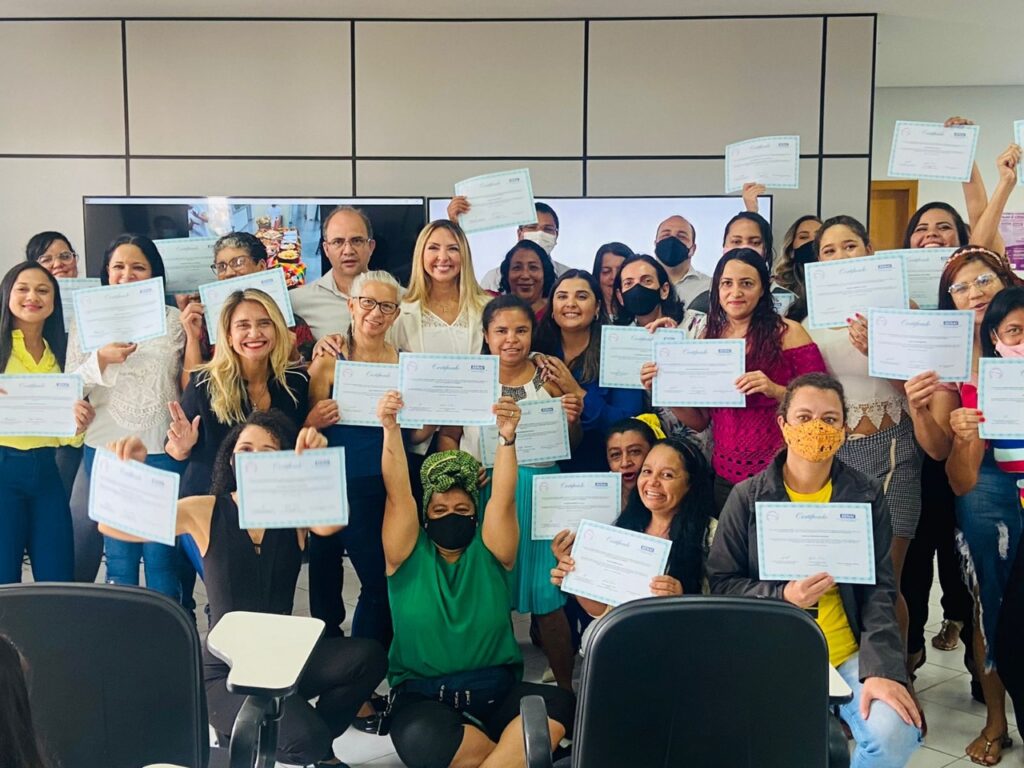 Prefeitura de Goiânia certifica 70 mulheres que concluíram cursos de capacitação gratuitos, e integram grupo de 3 mil certificadas na gestão Rogério Cruz