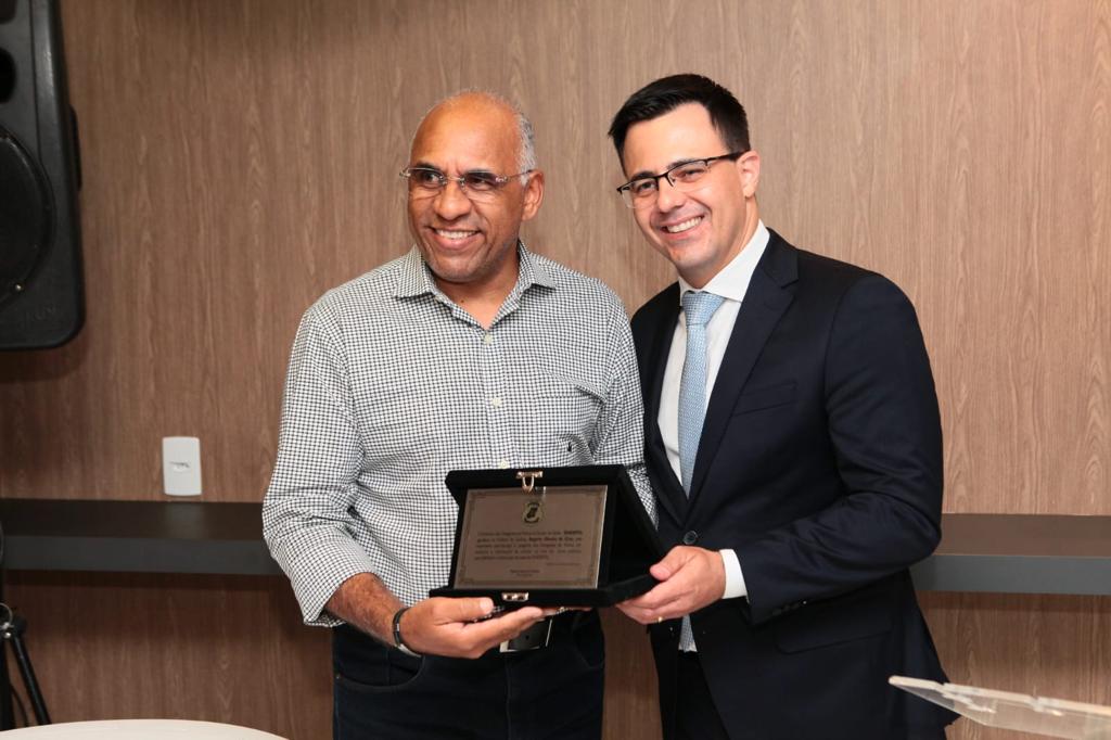 Rogério Cruz assina termo de cessão de área para construção da sede do Sindicato dos Delegados da Polícia Civil de Goiás