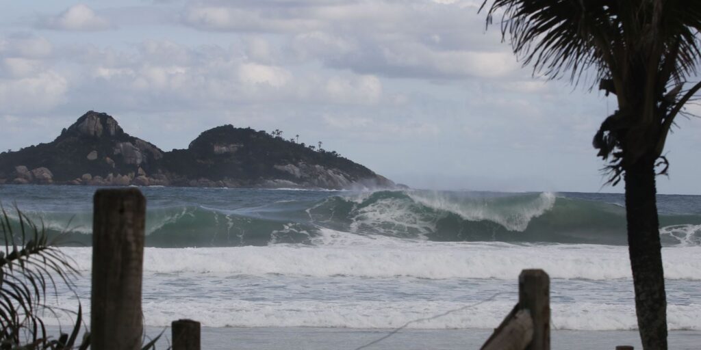 Rio tem previsão de chuva neste fim de semana e mar de ressaca