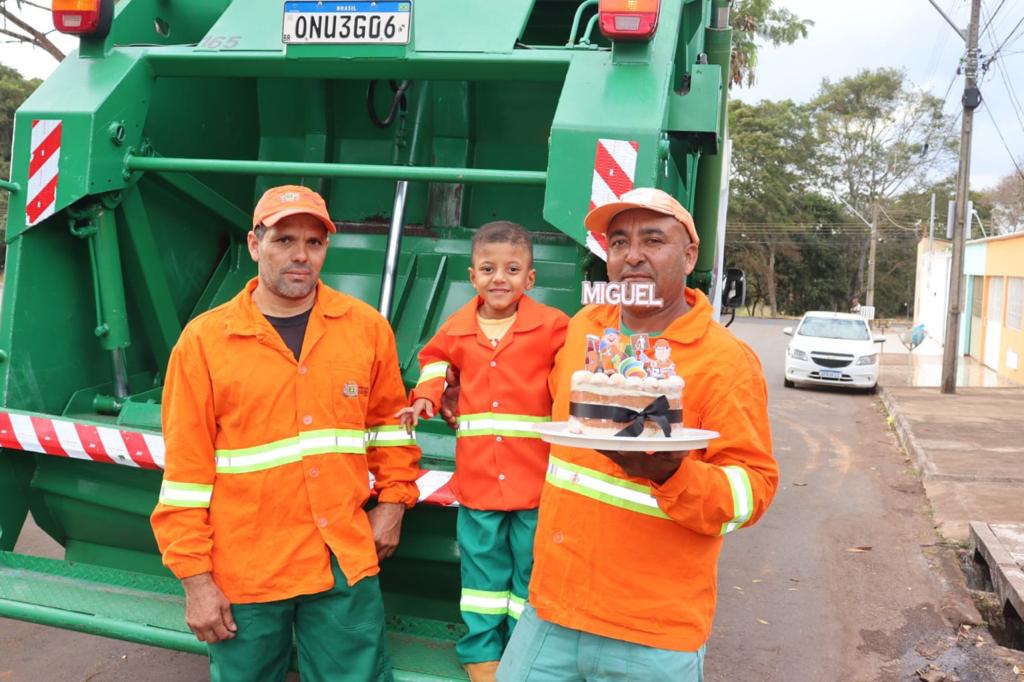 Comurg faz surpresa no aniversário de criança com encefalopatia que é entusiasta do trabalho dos garis