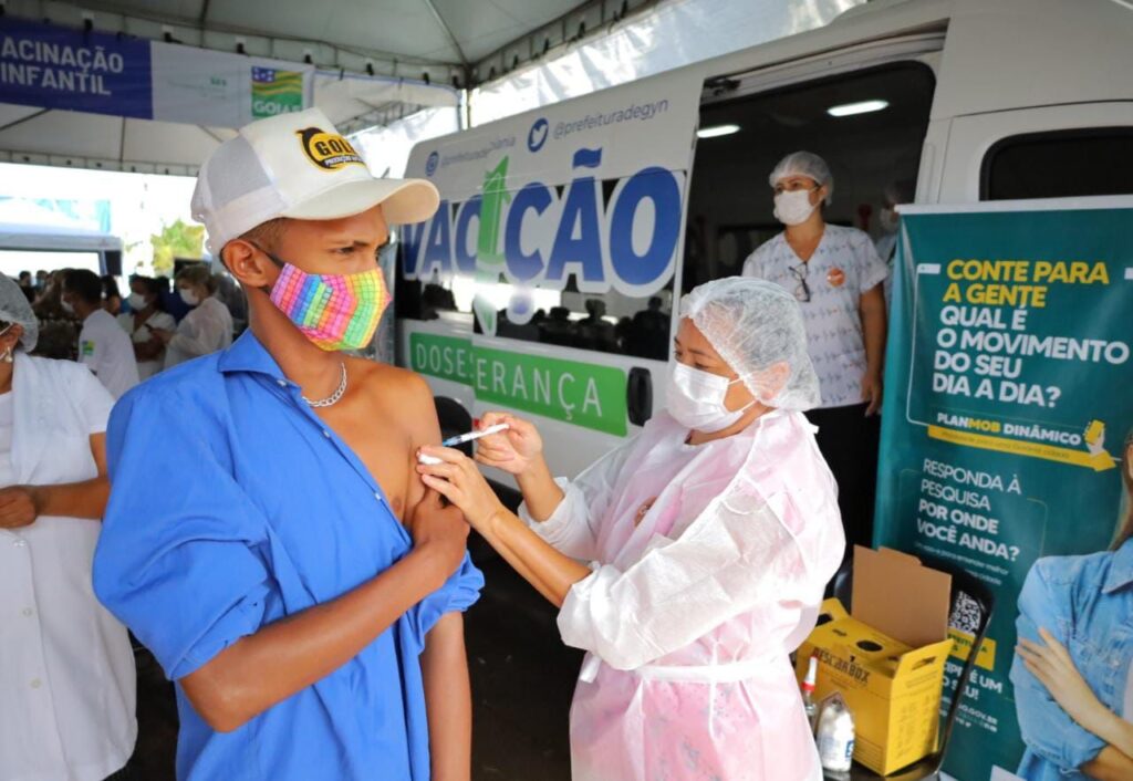 Van da VacinAção da Prefeitura de Goiânia alcança 100 mil doses de vacinas aplicadas contra Covid-19 e Influenza, neste sábado (11/06)