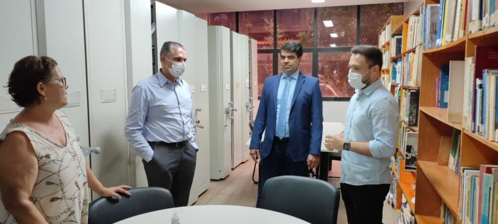 Secretaria de Planejamento de Goiânia apresenta melhorias estruturais e nos sistemas de aprovação de projetos a representante do MP-GO