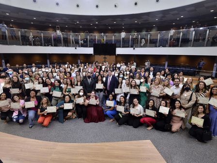 Karlos Cabral entregou Mérito Legislativo a profissionais da saúde que atuaram no combate à pandemia da covid-19