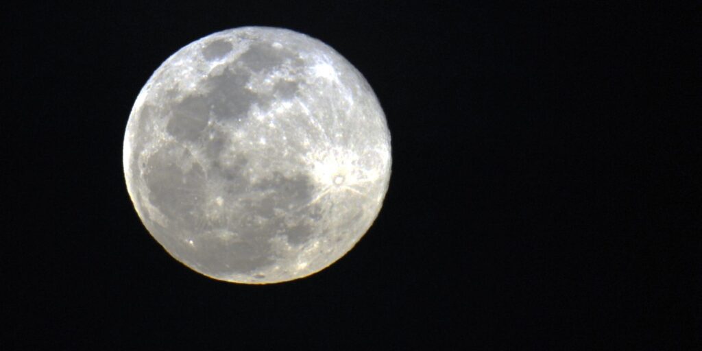 Superlua será visível na noite desta terça-feira