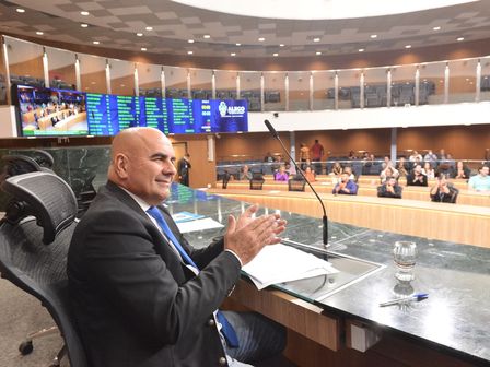 Deputado Paulo Cezar Martins homenageou corretores de moda, em sessão solene na noite de quarta-feira, 15