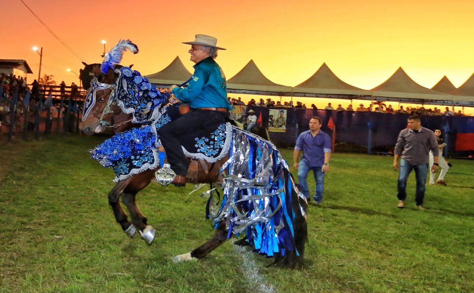 Caiado prestigia as Cavalhadas de Palmeiras de Goiás
