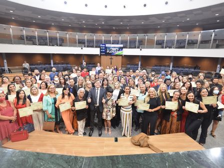 Em sessão na manhã desta 3ª-feira, 21, Bruno Peixoto homenageou educadores com Certificado do Mérito Legislativo