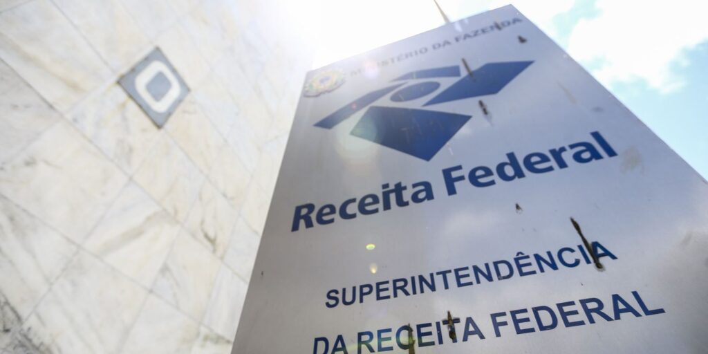 Receita Federal deixa de exigir autenticação de documentos