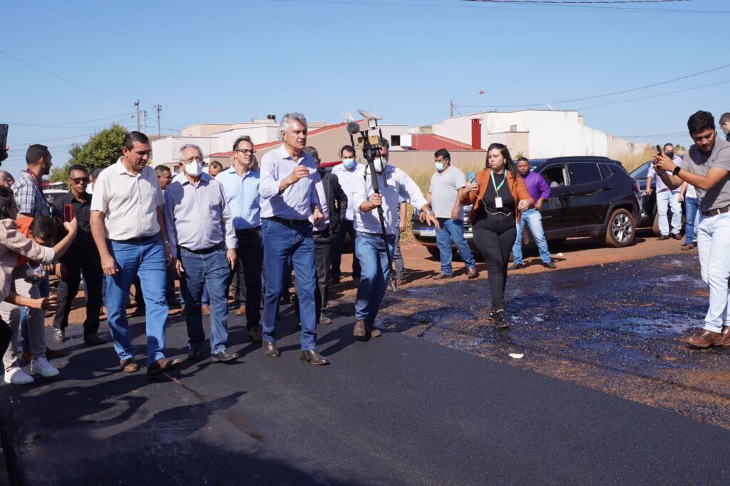 Caiado vistoria obra na rodovia que liga Itumbiara a Cachoeira Dourada