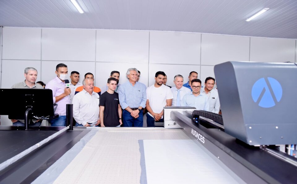 Em Trindade, Caiado inaugura estrutura do Hetrin e entrega máquina para setor confeccionista