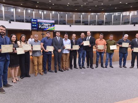 Deputado Henrique Arantes homenageou manejadores de espécies exóticas na manhã desta sexta-feira, 24