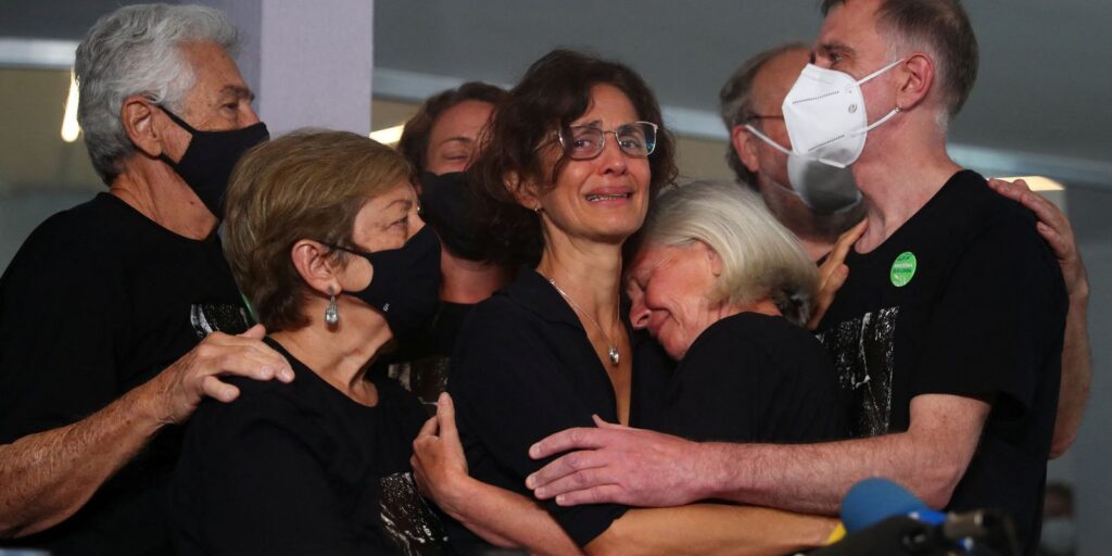 Familiares se despedem de Dom Phillips em funeral em Niterói