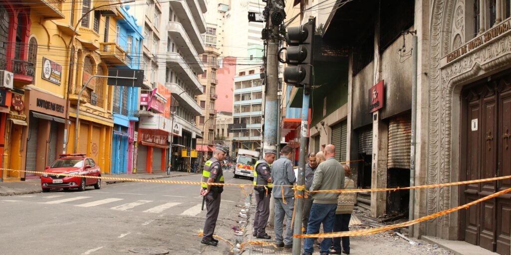 Vistoria descarta risco iminente em prédio incendiado na 25 de março