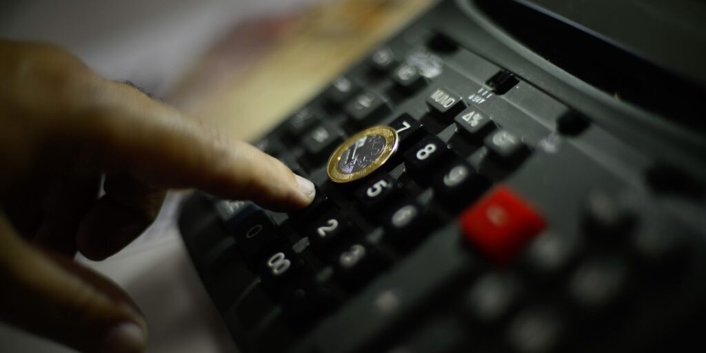 Atividade econômica recua 0,44% em abril, segundo Banco Central