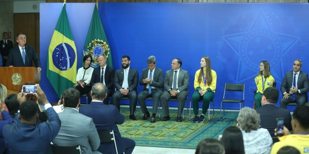 Delegação de atletas estudantes é recebida no Palácio do Planalto