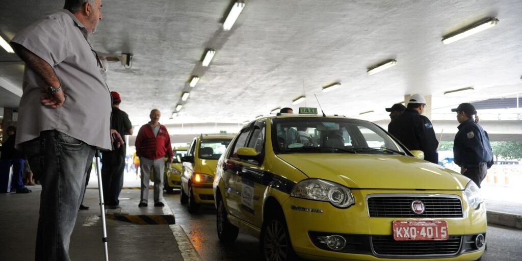 Auxílio para taxistas e caminhoneiros começa a ser pago em agosto