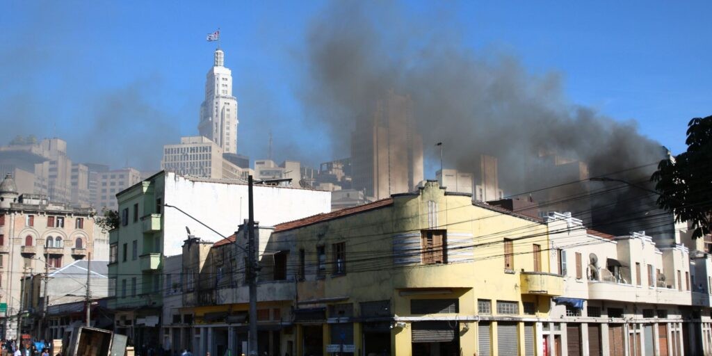 Já dura mais de 40 horas ação de bombeiros em incêndio no centro de SP