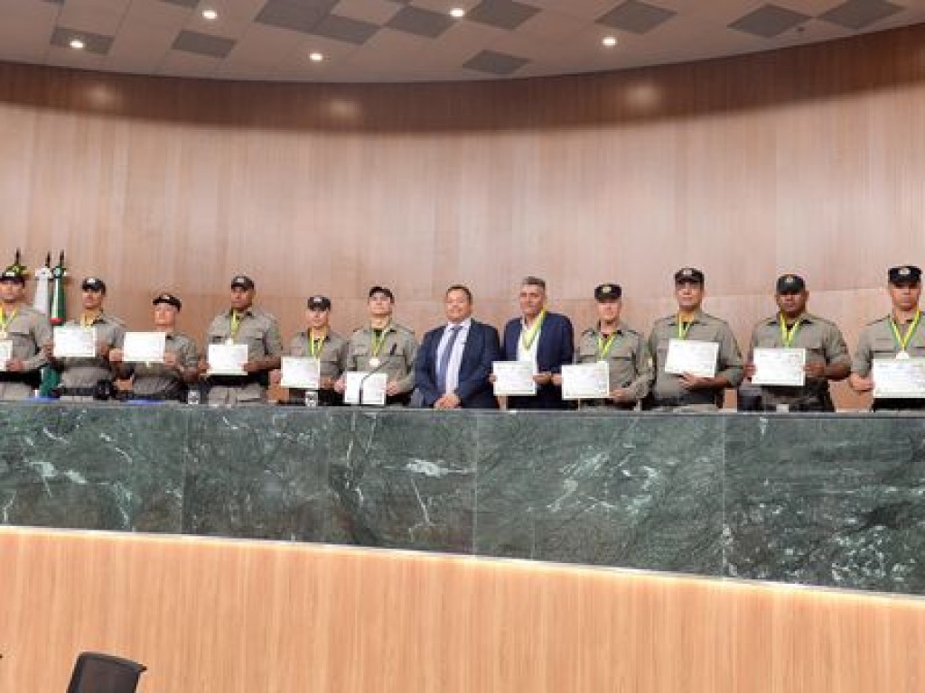 Por iniciativa do deputado Zé da Imperial, Legislativo homenageou policiais militares na noite dessa quarta-feira, 10