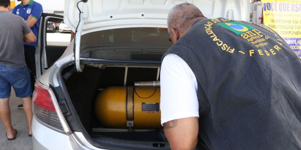Força-tarefa fiscaliza abastecimento de veículos com GNV no Rio