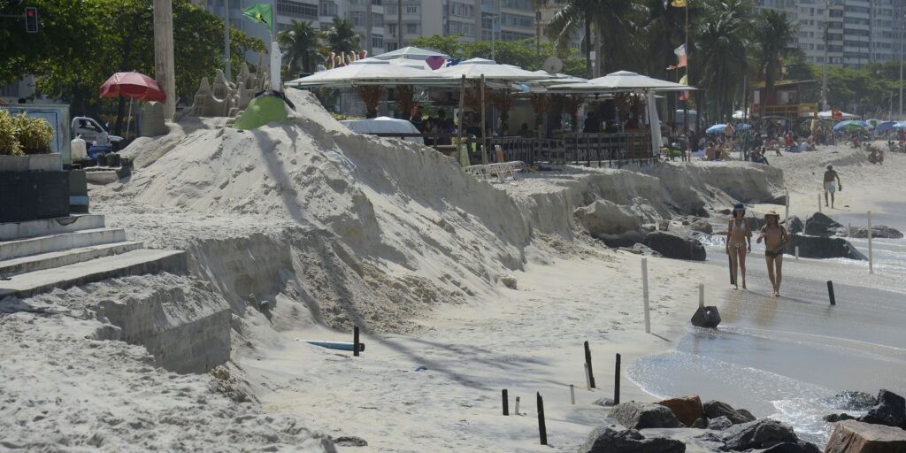 Frente fria traz chuva e ondas de até 3 metros no fim de semana do Rio