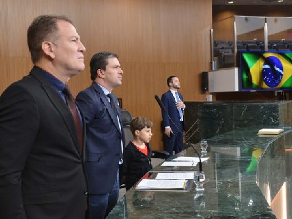 Teófilo promoveu entrega da medalha Pedro Ludovico Teixeira a bombeiros e policiais militares, nesta 6ª-feira, 12