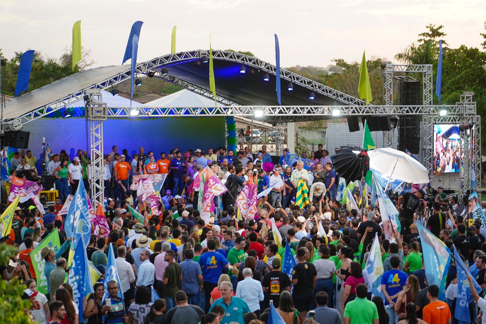 Caiado termina carreata emocionado com o apoio recebido do povo goiano