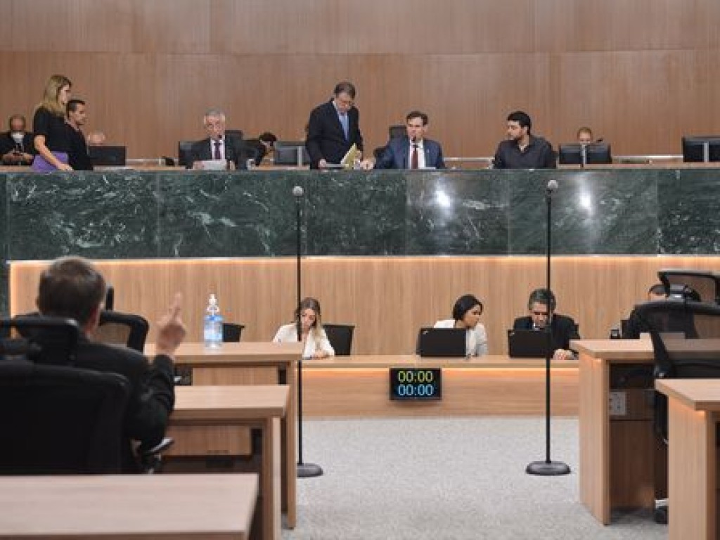 Treze matérias, do Governo e de deputados, avançam em Plenário