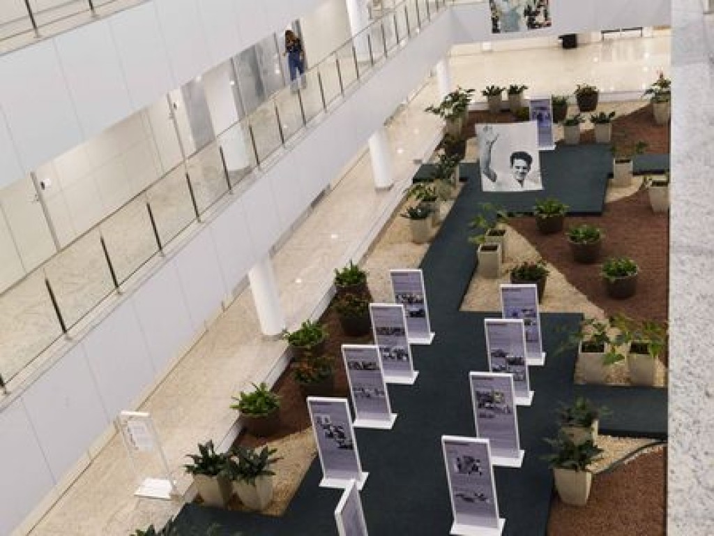 Alego Mostra Arte traz para a sede do Legislativo exposição sobre momentos da vida pública e privada de Iris Rezende Machado