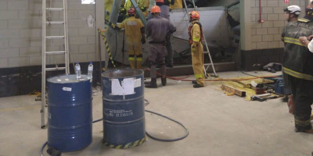 Após desabamento, prefeitura de Itapecerica da Serra interdita empresa