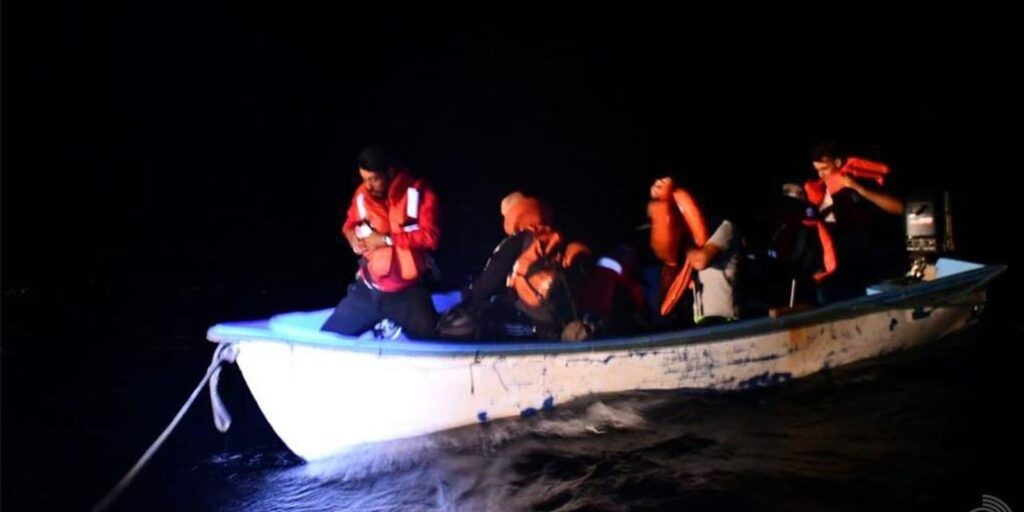 Navio da Marinha resgata argelinos à deriva na Espanha