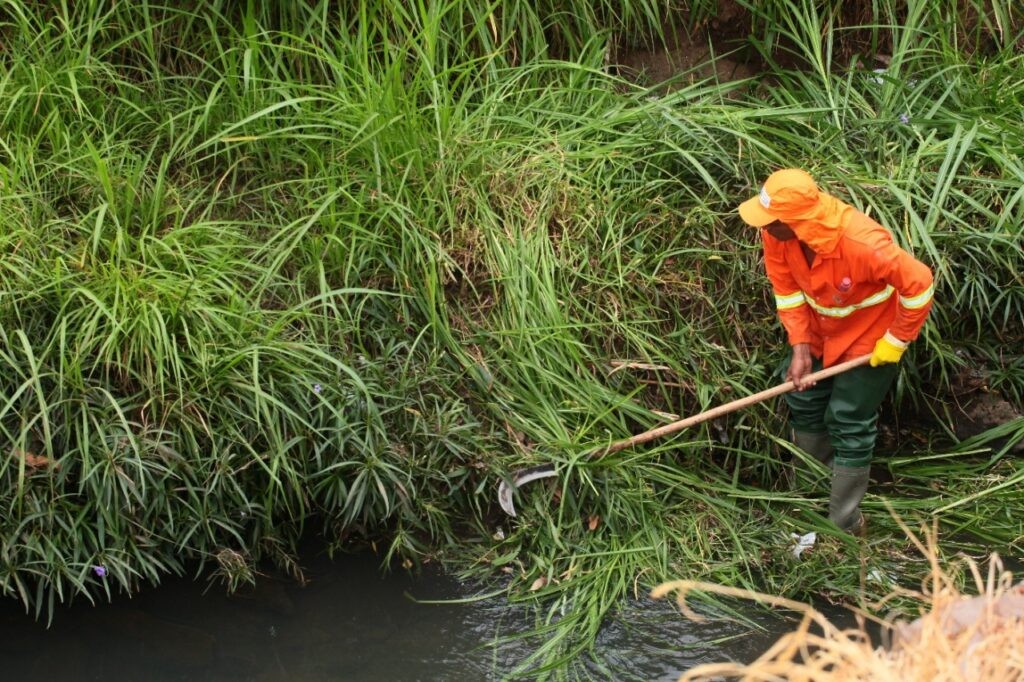 Prefeitura reforça roçagem do mato em nove bairros, nesta terça-feira (27/09)