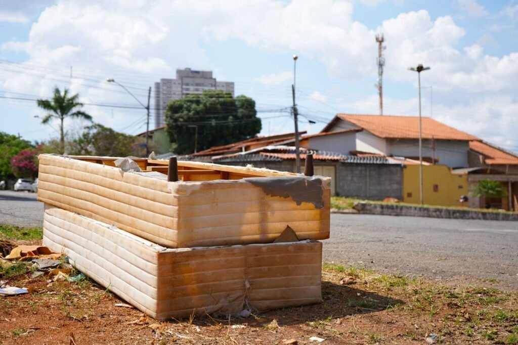 Móveis descartados incorretamente em calçadas causam poluição e obstrução no Setor Pedro Ludovico: responsáveis podem ser multados