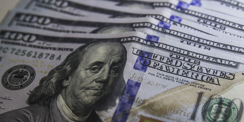 Dólar fecha em R$ 5,23 em dia de disparada global da moeda