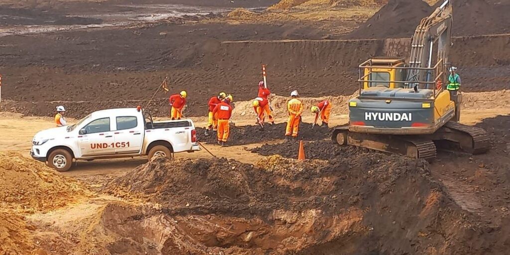 Bombeiros encontram crânio durante buscas em Brumadinho