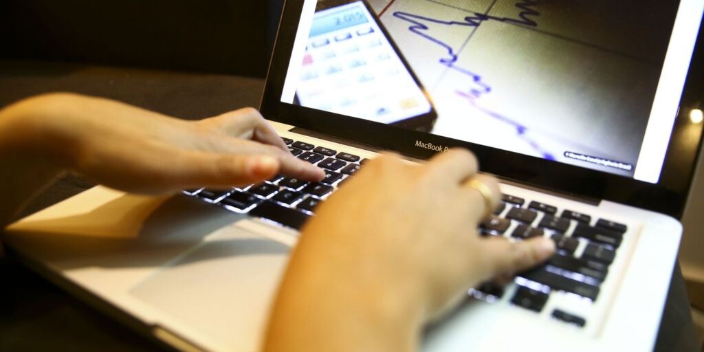 Quase 85% das pessoas de 10 anos ou mais acessam internet no Brasil