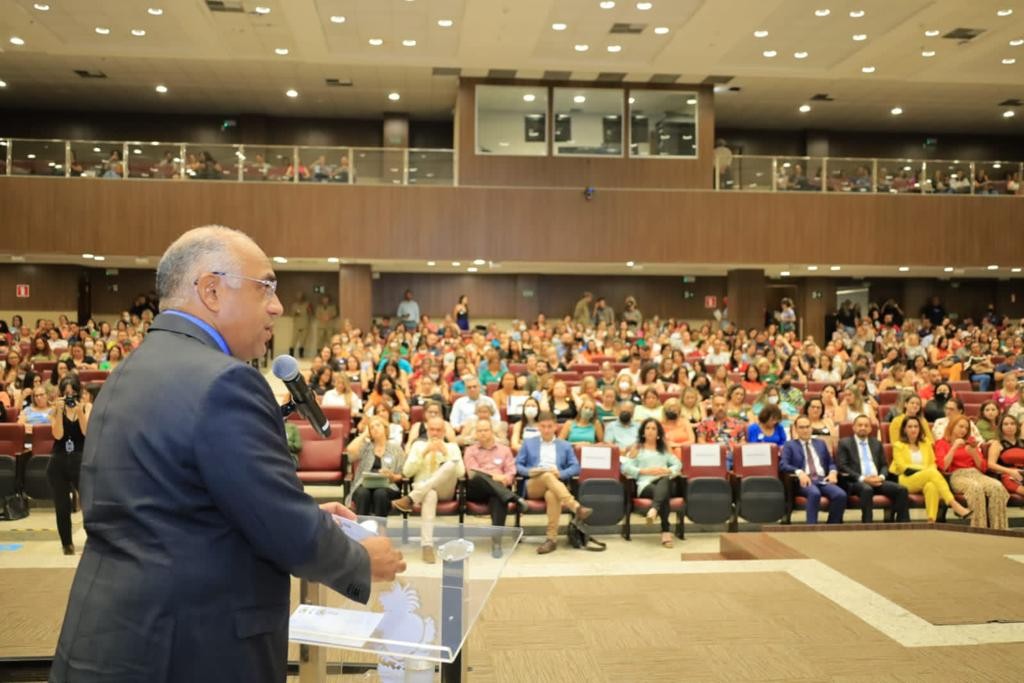 Rogério Cruz parabeniza servidores por salto da educação de Goiânia no Ideb: “trabalho sério que dá resultado”