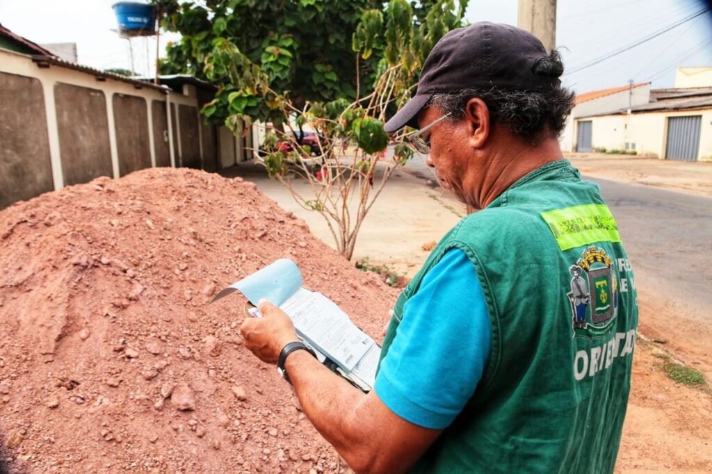 Prefeitura aplica 1,5 mil notificações educativas para desestimular descarte irregular de entulho e lixo em calçadas de Goiânia
