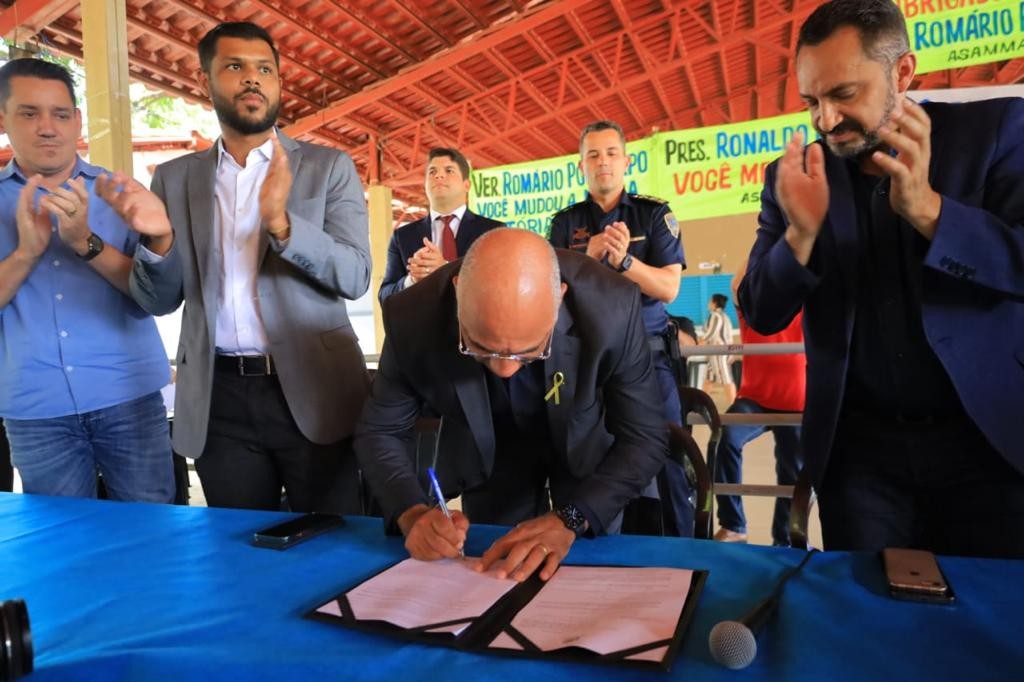 Rogério Cruz assina projetos de lei que concedem benefícios a servidores municipais e pagamento da data-base 2022, em parcela única